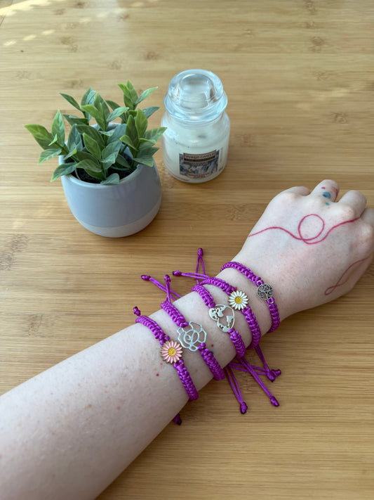 Náramek z uzlíků s přívěskem fialová