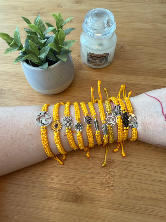 Náramek z uzlíků s přívěskem žlutá