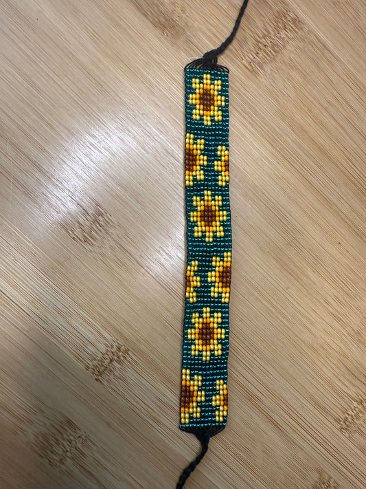 Variace různých tkaných náramků