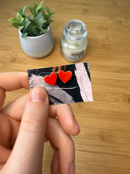 Různé druhy dřevěných náušnic