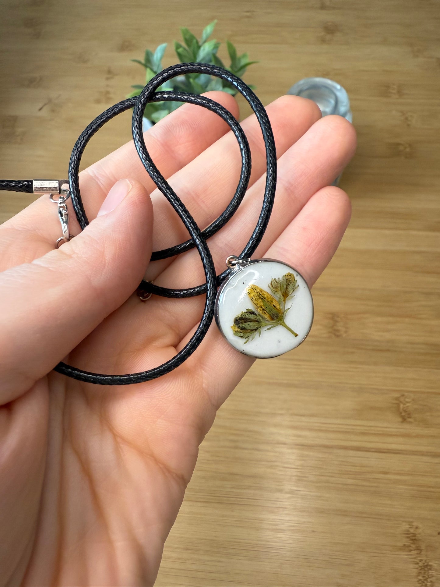 Různé druhy květinových náhrdelníků