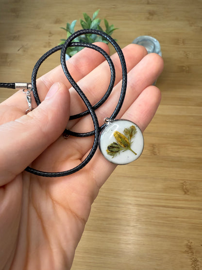 Různé druhy květinových náhrdelníků