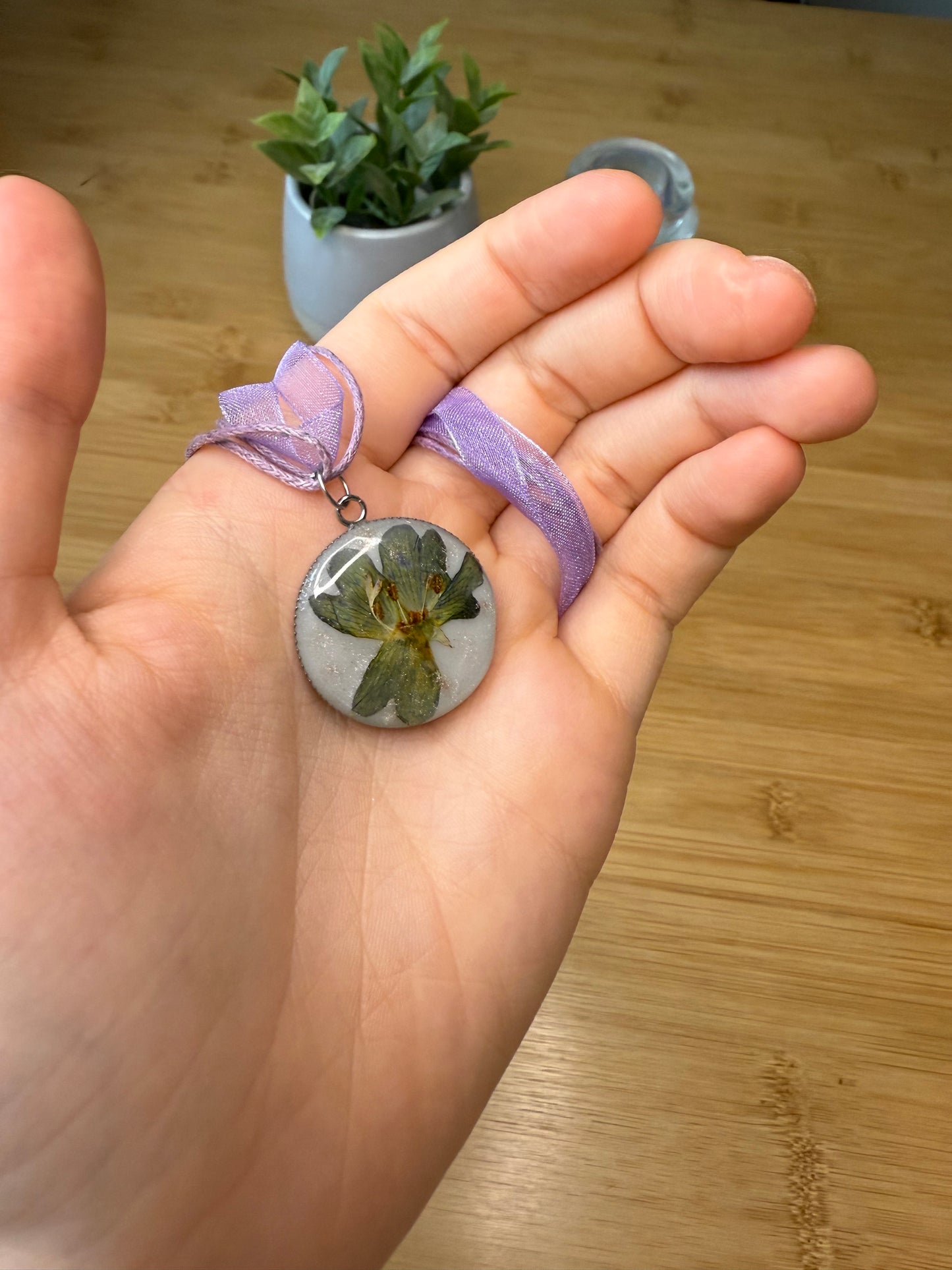 Různé druhy květinových náhrdelníků
