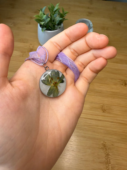 Různé druhy květinových náhrdelníků